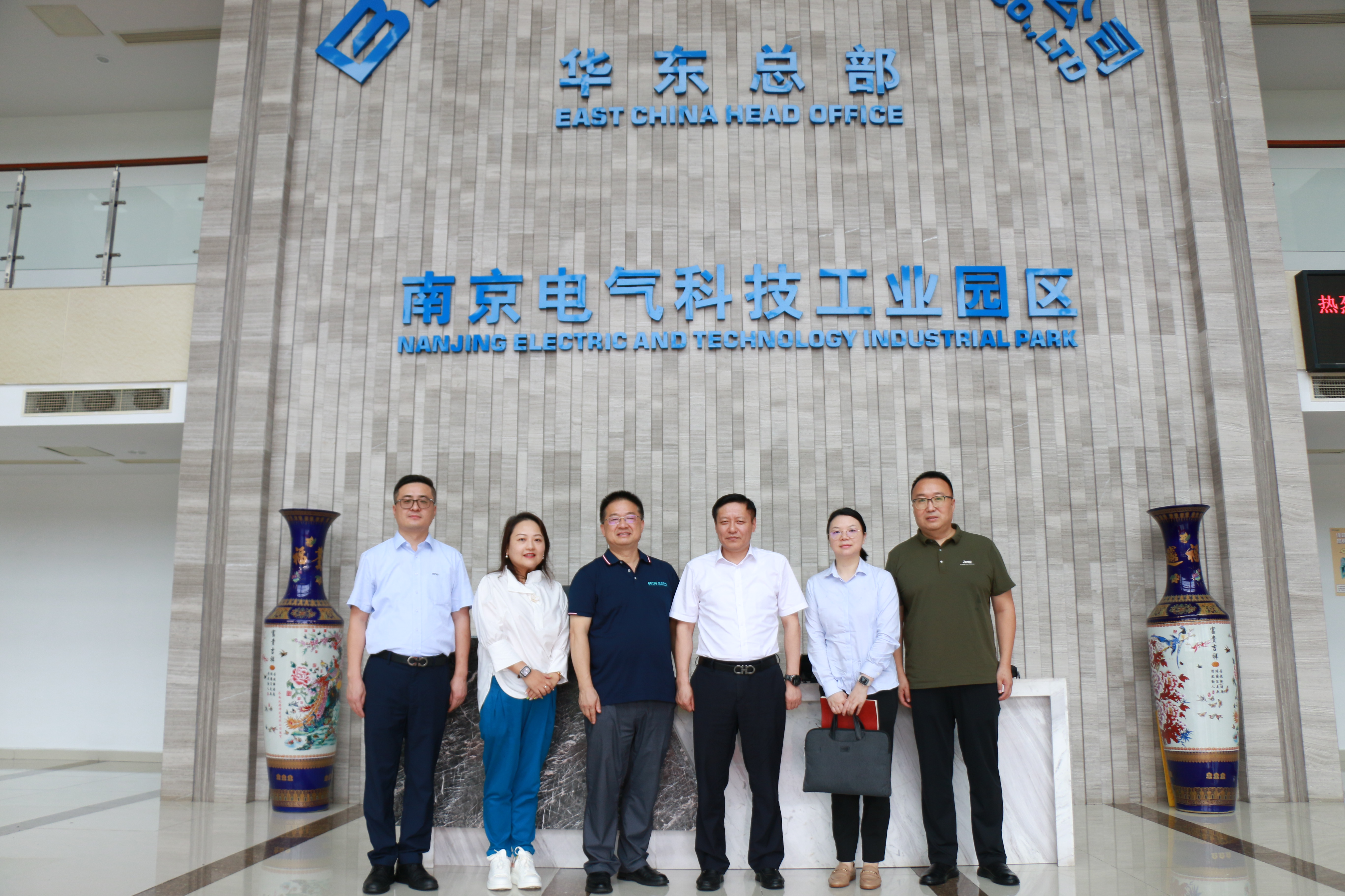 南京联通党委书记、总司理丁徐和一行 莅临ga黄金甲座谈交流_ga黄金甲